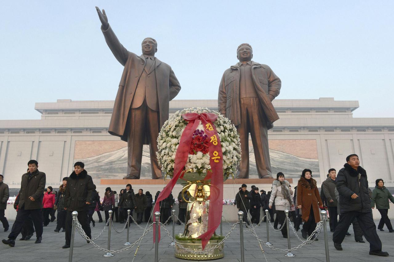 Novi kipovi Kim il Sunga i Kim Jong ila u Sjevernoj Koreji