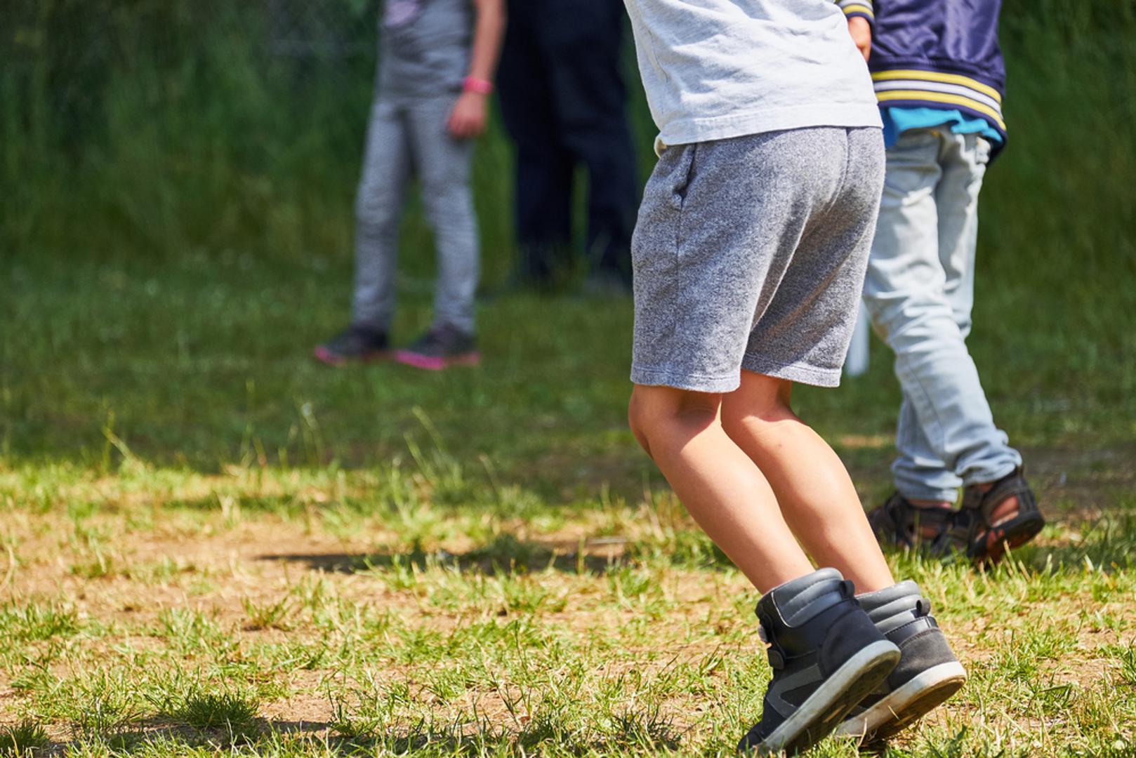 Care, care, gospodare: Ova igra bila je savršena za veće društvo i puno otvorenog prostora. Jedno dijete glumilo je 'gospodara' i zadavalo koliko tko smije napraviti koraka, i to često uz razne smiješne vrste koraka poput mišjih, divovskih ili žabljih. Bila je posebna zato što je spajala maštu, kretanje i iščekivanje pobjede u svakom novom potezu.