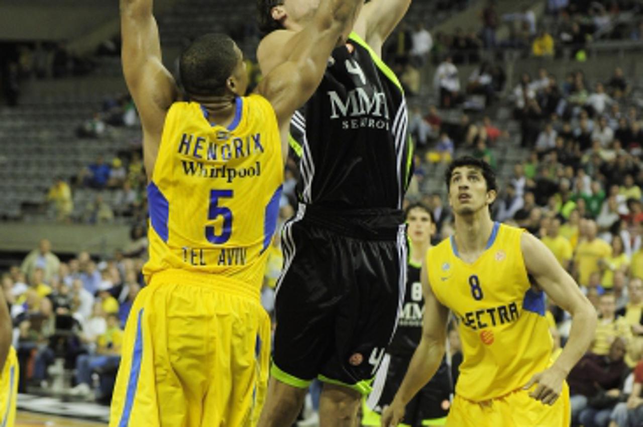 'Maccabi Electra\'s US forward Richard Hendrix (L) vies with Real Madrid\'s Croatian center Ante Tomic (C) during the Euroleague Final four basketball semi-final match Maccabi vs Real Madrid at the Pa