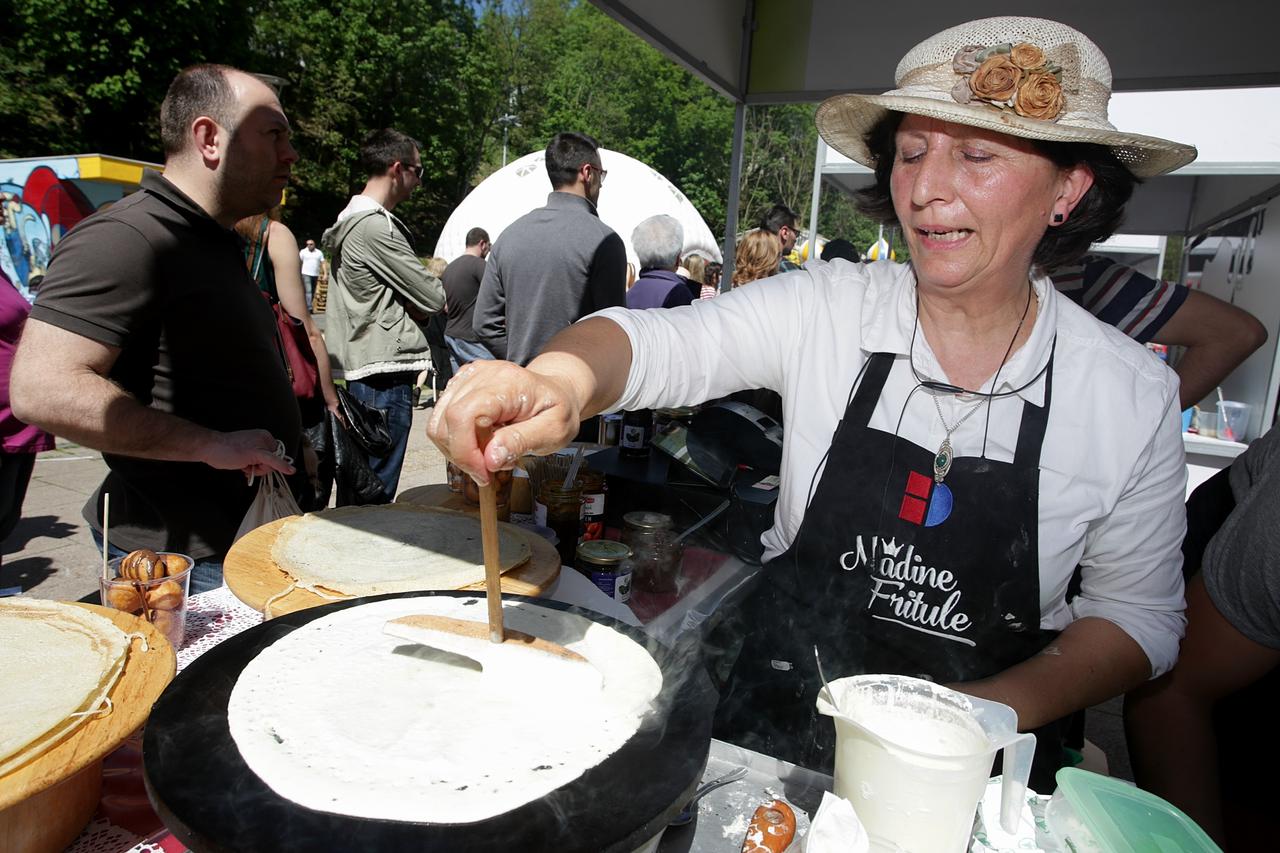 16.04.2016., Zagreb - Na platou Tuskanac odrzan 1. zagrebacki festival palacinki. Na festivalu je odrzana i humanitarna akcija Tisucu palacinki za djecu gdje su palacinke pripremale i osobe iz javnog zivota. Dio prihoda odlazi za Udrugu hipoterapeuta i Ce
