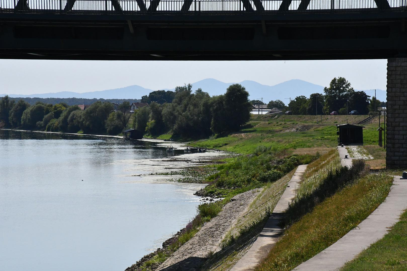 S druge strane, najveći vodostaj Save kod Slavonskog Broda zabilježen je tijekom katastrofalnih poplava koje su pogodile Hrvatsku u svibnju 2014. godine. Tada je rijeka dosegnula čak 939 centimetara, a rekordna razina izmjerena je 18. svibnja 2014.