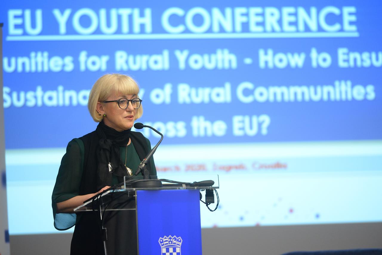 Vesna Bedeković, ministrica za demografiju, obitelj, mlade i socijalnu politiku