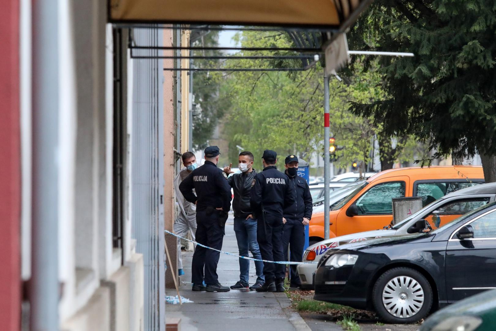 19.04.2021., Osijek - U 16.50 sati u Reisnerovoj ulici na broju 42, u Osijeku, pronadjeno je mrtvo tijelo muskarca starosti 74 godine i tesko ozlijedjenog muskarca u dobi od 39 godina. Ocevid je u tijeku. Photo: Dubravka Petric/PIXSELL