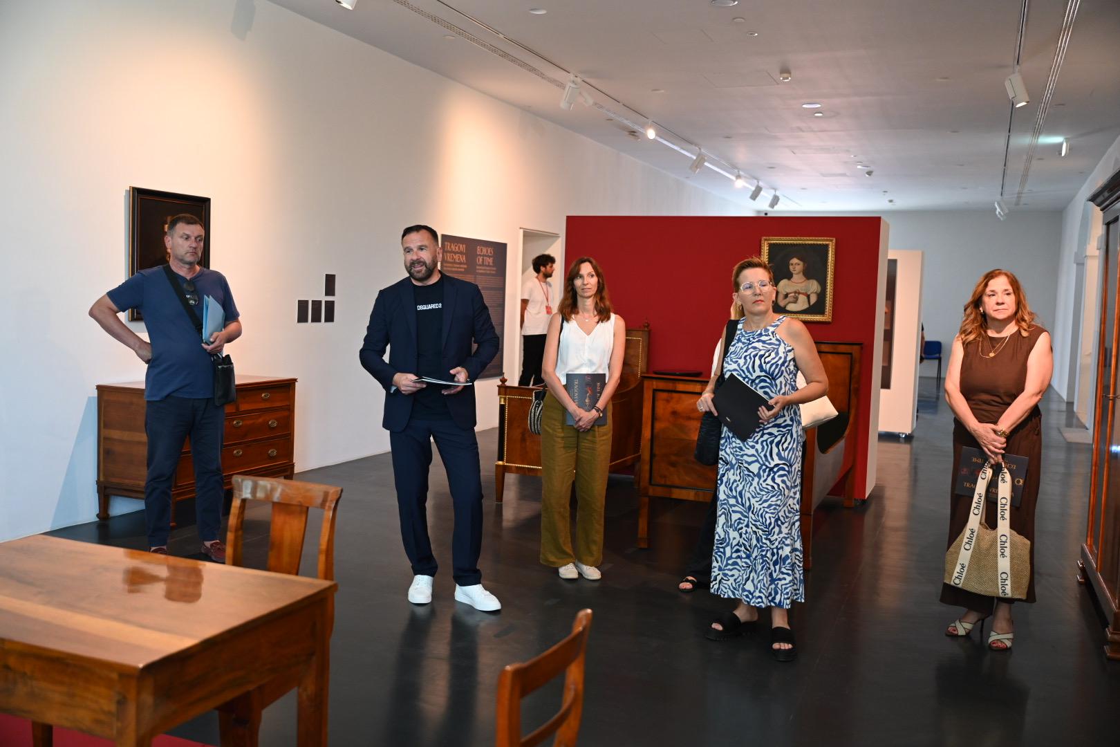 Umjetnine i predmeti iz fundusa Narodnog muzeja Zadar, osobito oni koji se čuvaju u Muzeju grada Zadra i Galeriji umjetnina, nisu samo muzejski eksponati. Oni su svjedoci vremena, čuvari identiteta i materijalni dokazi života koji je stoljećima oblikovao lice grada, a posjetitelji će prilikom posjeta izložbi vidjeti predmete koji su svjedoci vremena, čuvari identiteta i materijalni dokazi života koji je stoljećima oblikovao lice grada