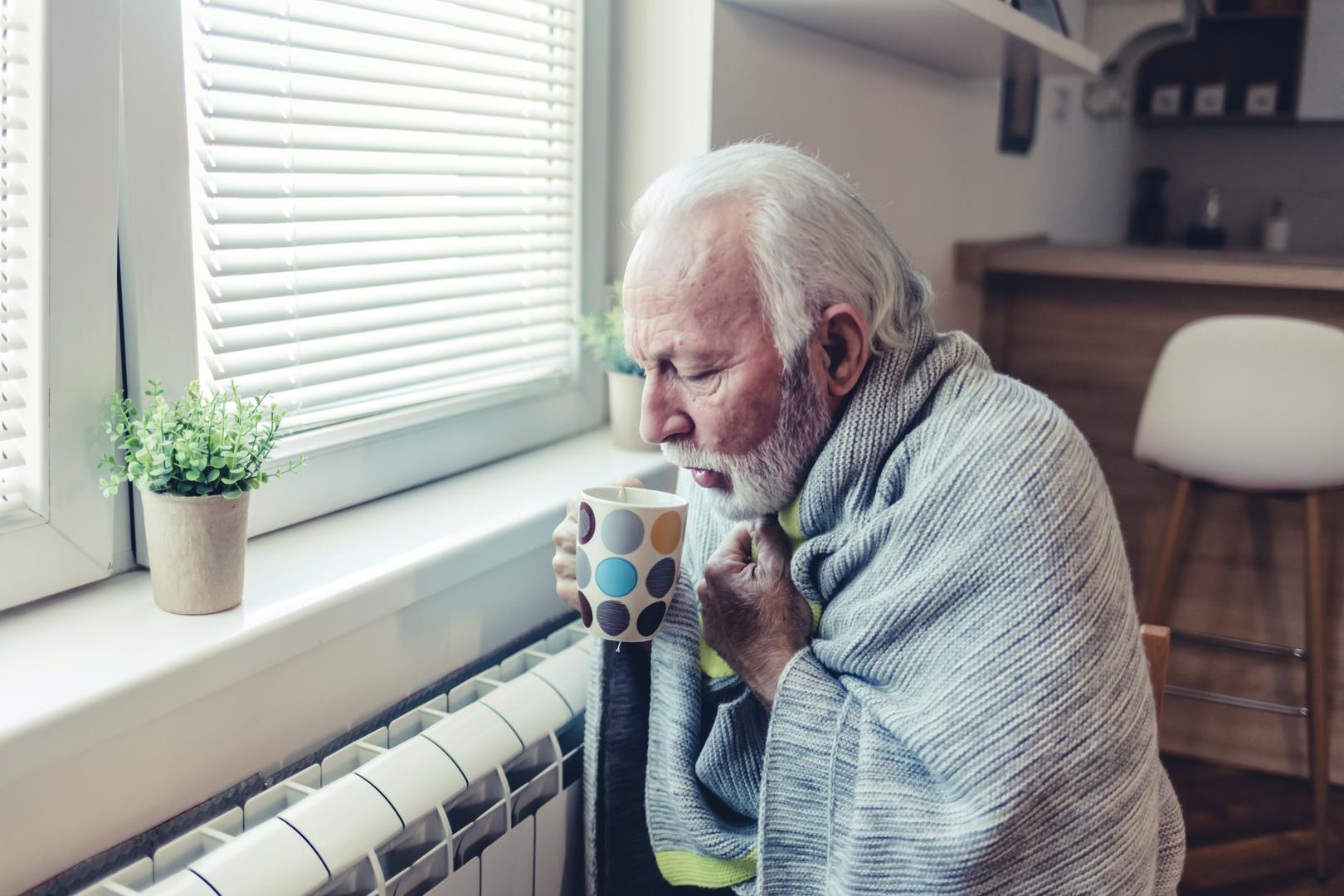 Najučinkovitije i najjednostavnije rješenje su teške, termalne zavjese ili zavjese za zamračivanje koje djeluju kao fizička barijera. Strategija je jednostavna: držite ih otvorene tijekom dana kako biste maksimalno iskoristili toplinu sunčevih zraka, a čim padne mrak, navucite ih kako biste zarobili toplinu unutar prostorije. Time stvarate dodatni izolacijski sloj koji sprječava da topli zrak dođe u kontakt s hladnom staklenom površinom i ohladi se.