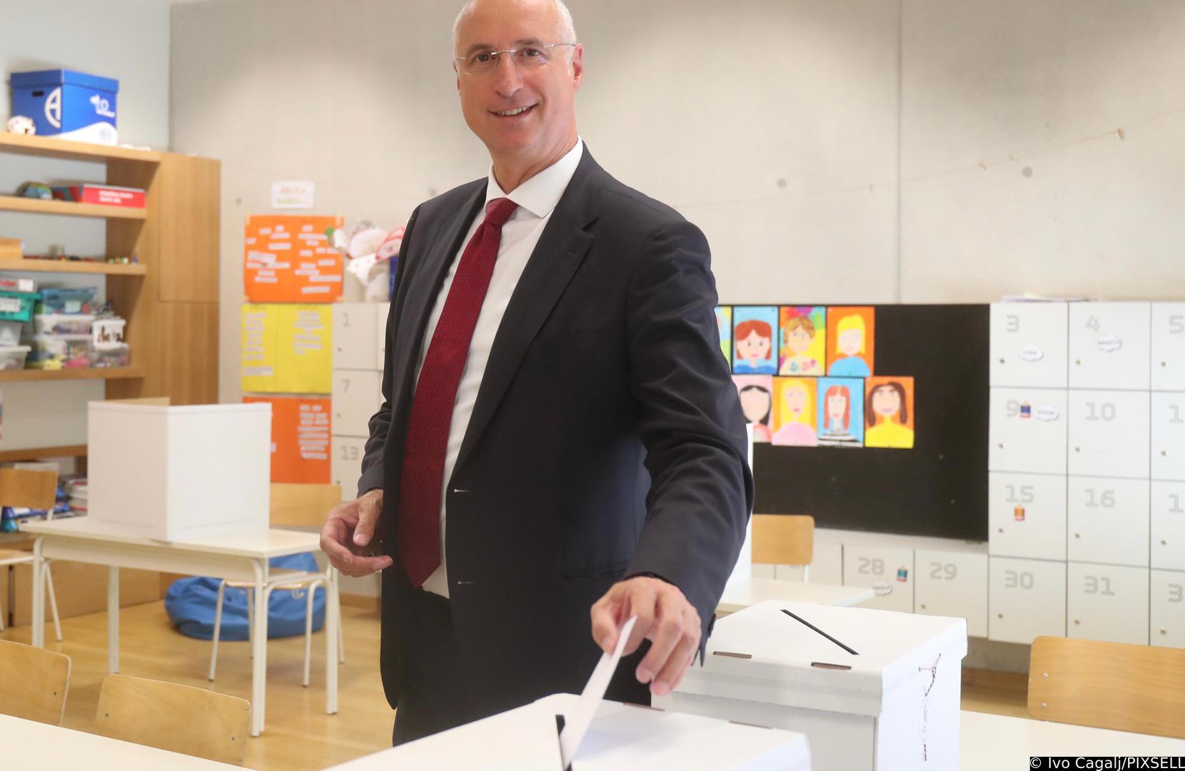 Oba su kandidata na biračka mjesta stigli oko 10 sati. Puljak je tako sa suprugom Marijanom došao u Osnovnu školu Pazdigrad, a Šuta sa suprugom Matildom u Osnovnu školu Stobreč.