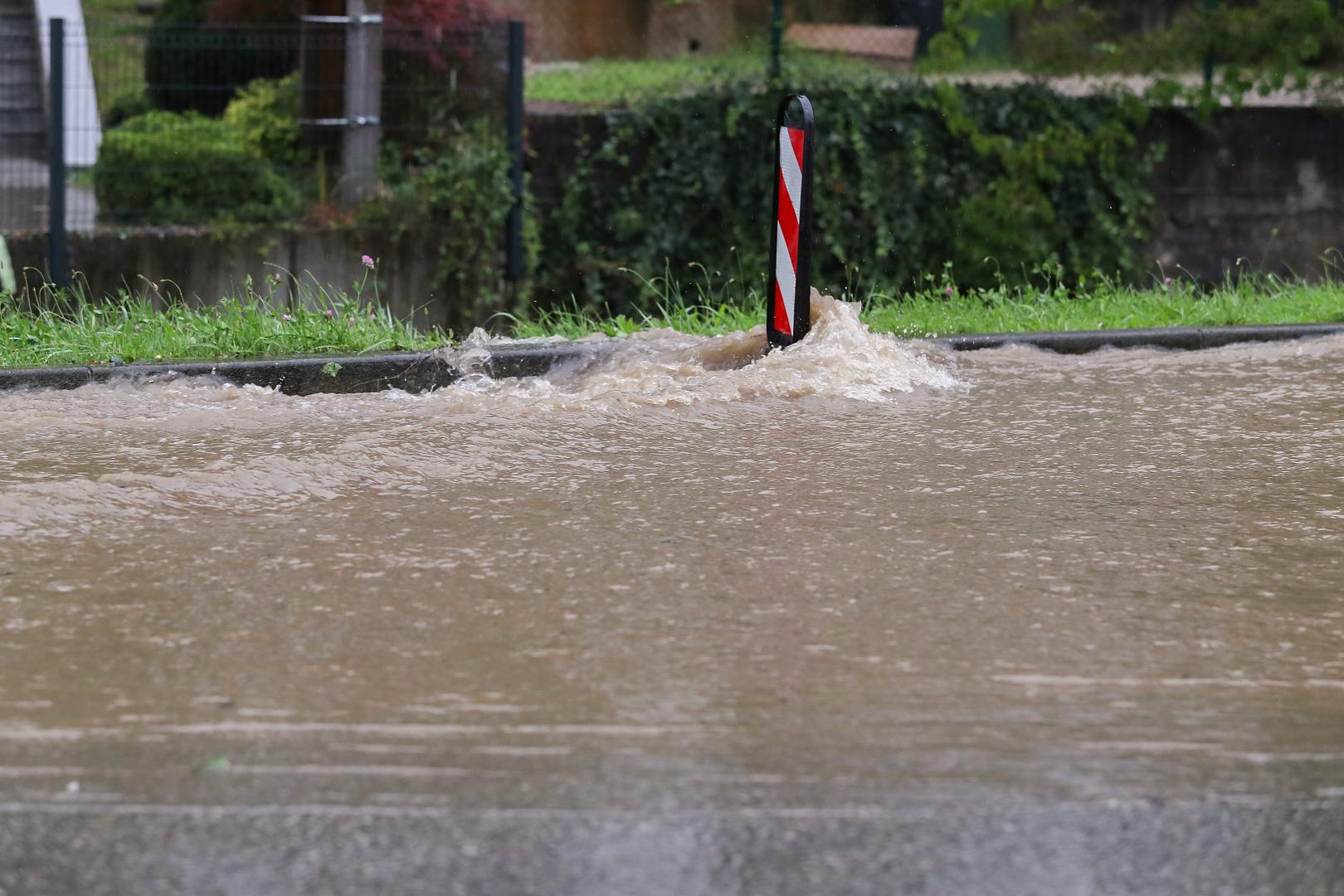 26.07.2020., Zagreb - Jako nevrijeme s kisom i tucom pogodilo je Crnomerec te je u ulici Fraterscica uzrokovalo vodenu bujicu i pucanje asfalta.  Photo: Luka Stanzl/PIXSELL