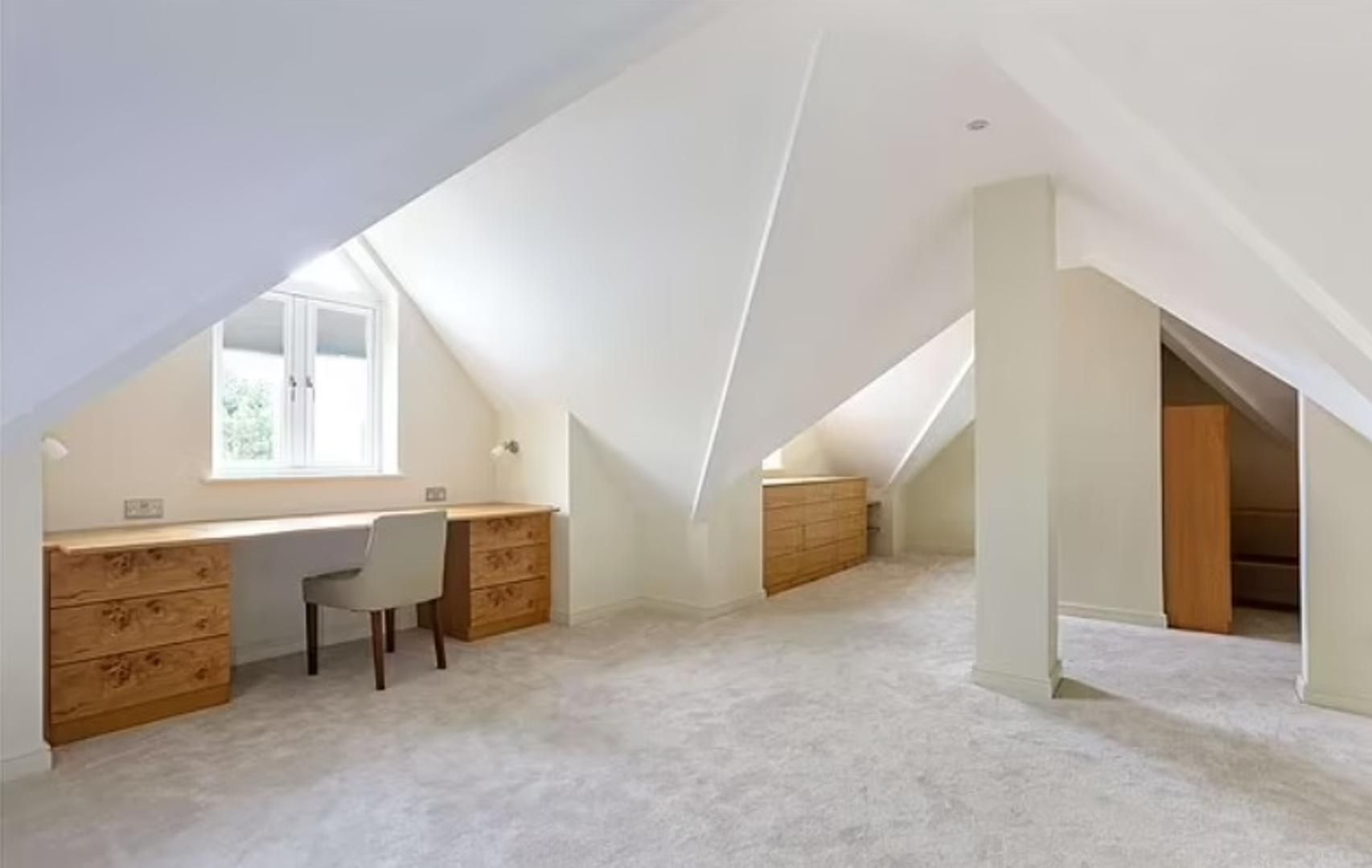 Kuća je znatno raskošnija od prethodnog obiteljskog doma, u kojem su njegovi roditelji Lisa i Anthony zajedno s Lukeovom sestrom Caitlin živjeli u kući s dvije spavaće sobe.