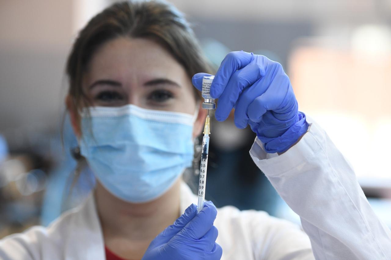 U sportskoj dvorani Baldekin u Šibeniku počelo masovno cijepljenje protiv koronavirusa