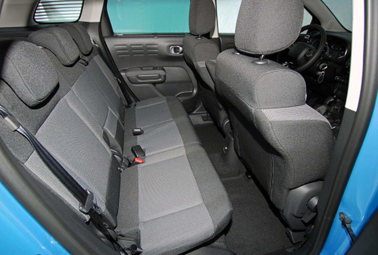 Ostavite tako neko vrijeme da se utrljana pasta sasuši, a zatim usisivačem prijeđite preko mrlje. Sjedalo bi nakon toga trebalo na tom području biti "kao novo". 