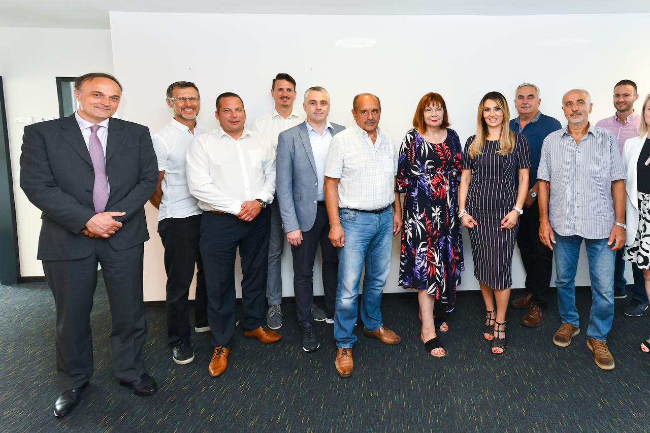 Na priloženoj fotografiji su predstavnici tvrtki: Končar Elektroindustrija, Hrvatska industrija šećera, Pastor, TBS Beton, PIK Vrbovec plus, Grafičar Ludbreg, Tehnomont, Saponia, Messer Croatia Plin, PIP, Agrolaguna, Jamnica plus, Zvijezda plus.
