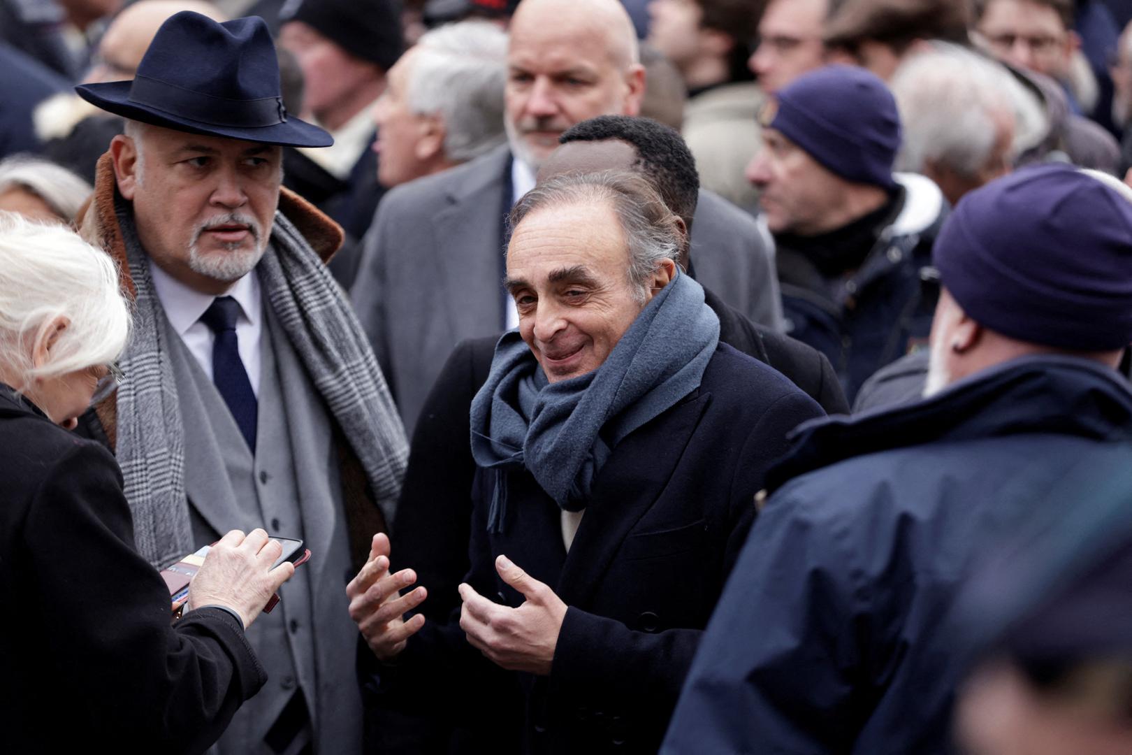Bivši kandidat ekstremne desnice za francuskog predsjednika Éric Zemmour također je bio na inauguracijskoj gala svečanosti. Francuski sud ranije je Zemmoura proglasio krivim za rasistički govor mržnje. U rujnu 2020., je za kanal CNews rekao da su djeca migranti “lopovi, ubojice, silovatelji. Trebali bismo ih poslati natrag.”