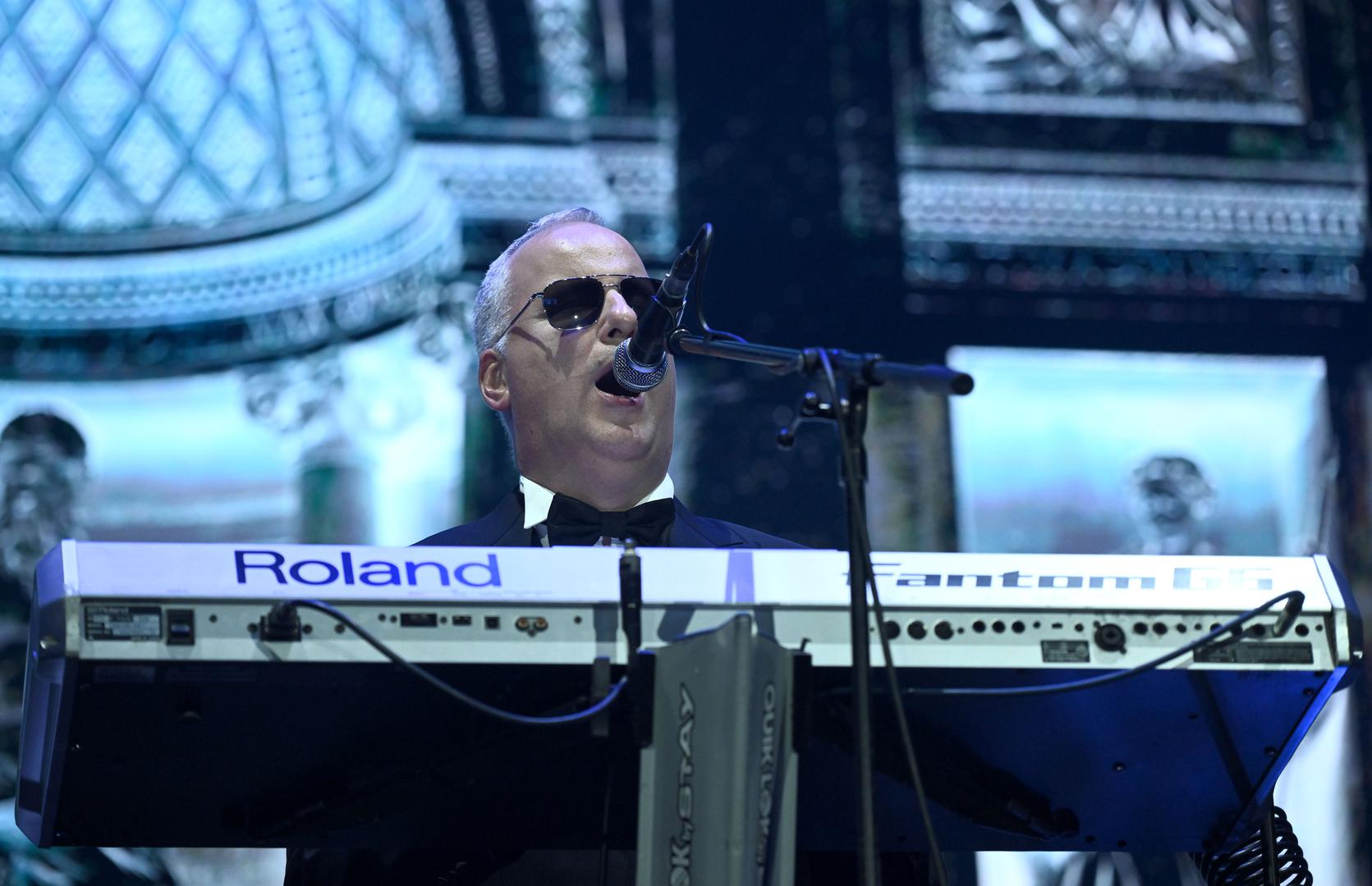 Uz njegov vrhunski vokal i omiljene stihove, Arena Zagreb pjevat će i večeras uglas.
"Nama ljubav nikada nije zakasnila. Hvala vam na ovoj predivnoj večeri i posebno hvala mojim prijateljima iz Extra FM-a", poručio je i pozdravio publiku uz pjesmu "Kad ljubav zakasni", ali ubrzo su ga pozvali na bis pa je izveo hitove "Ko si ti" i "Ružmarin".