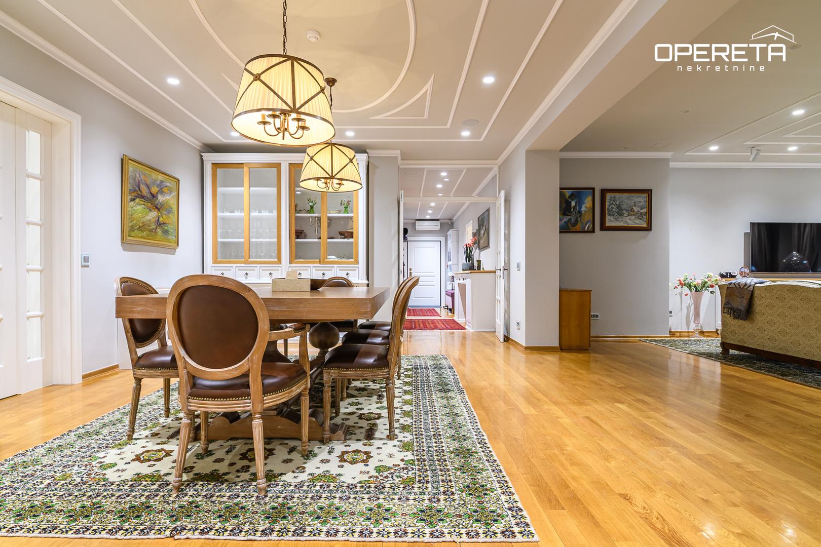 Dodatne prostorije poput radne sobe, kućne teretane i praktičnih spremišta dodatno doprinose osjećaju luksuza i svakodnevne udobnosti.

