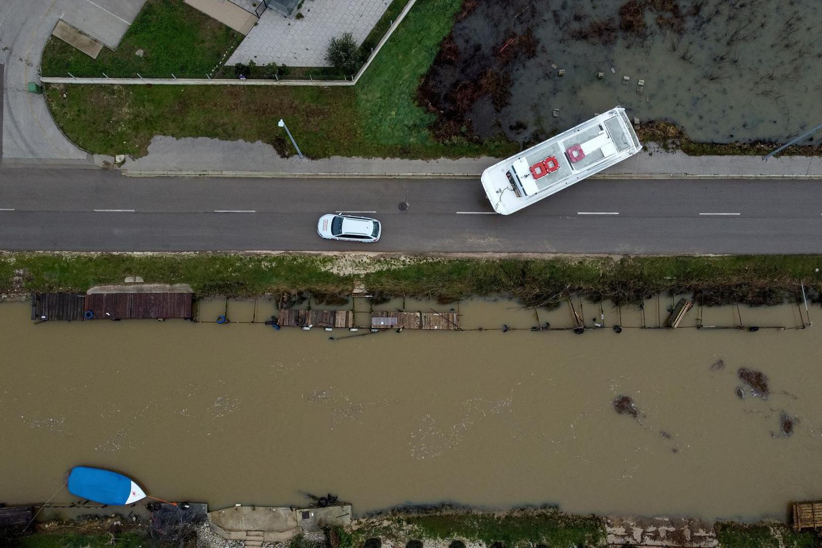 Kada su se oblaci razišli a vrijeme smirilo, mještani su otkrili da je bujica jedan brod sa suhog veza donijela na cestu.