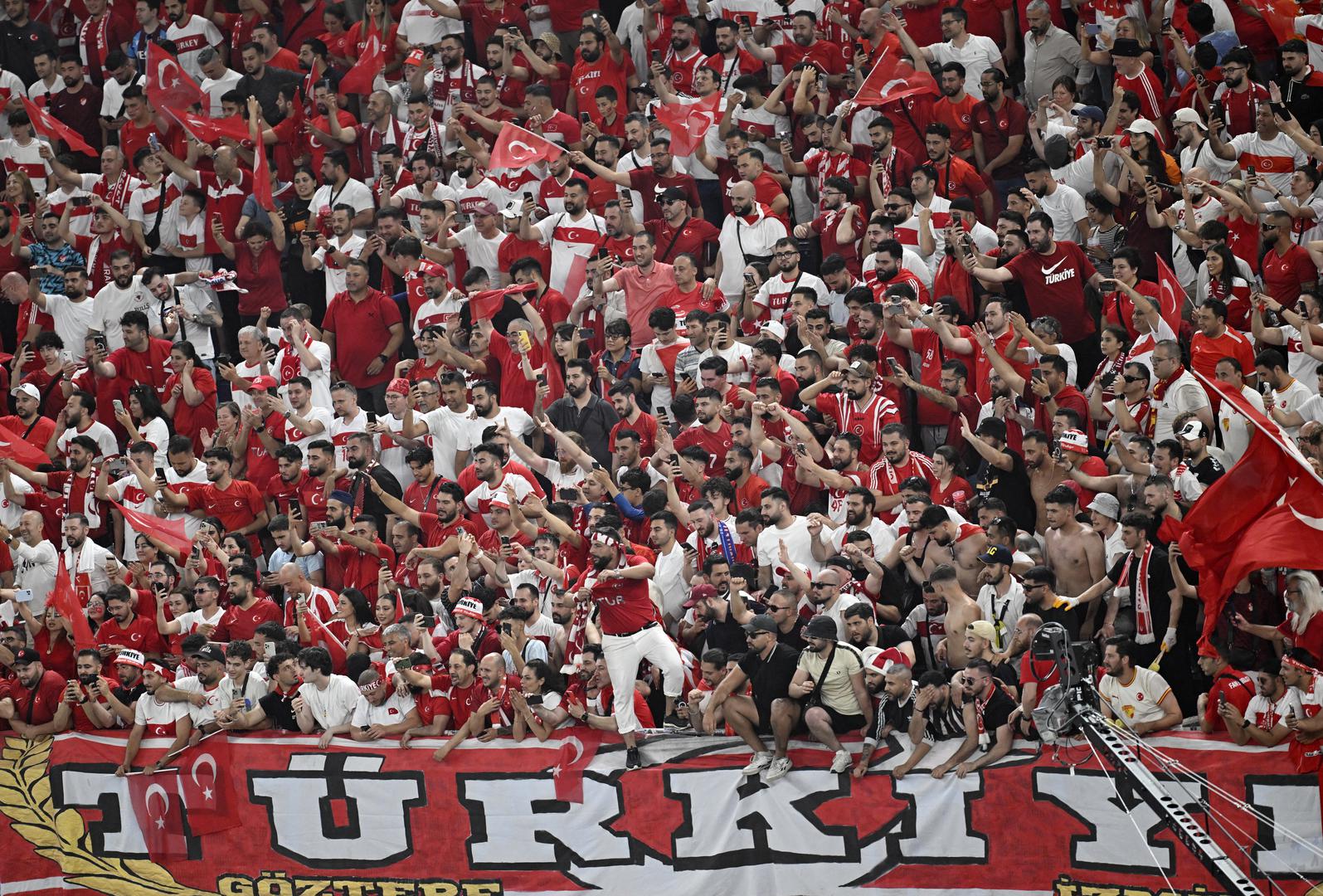 Turski portal Haber Turk objavio je podatke o broju navijača na utakmicama grupne faze. Turci tvrde da je, prema podacima Uefe i njemačke policije, najviše bilo upravo njihovih navijača, odnosno njih čak 130.000. 