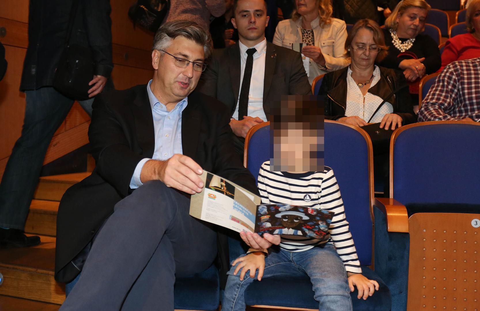 Premijer Andrej Plenković poveo je sina na premijeru predstave Pinocchio u ZKL-u.