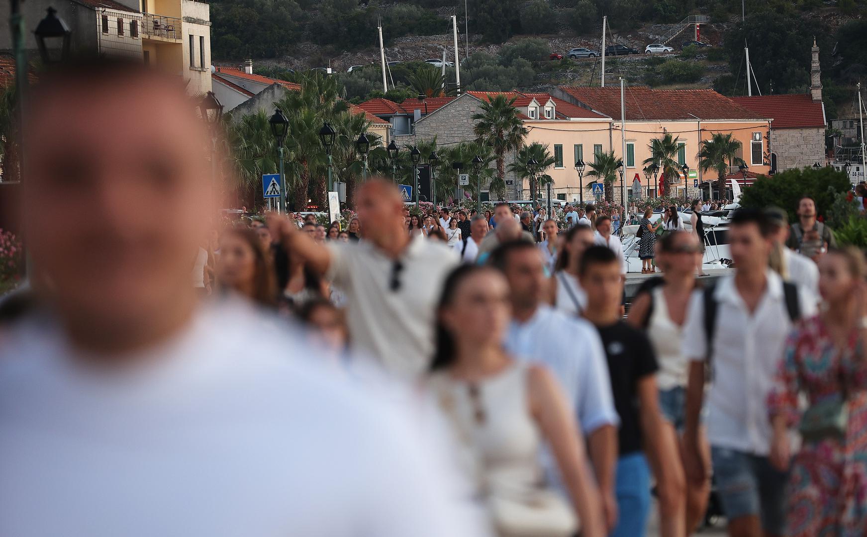 U Veloj Luci održava se osma manifestacija „Trag u beskraju“ posvećena Oliveru Dragojeviću, a vrhunac je veliki koncert na godišnjicu njegove smrti.