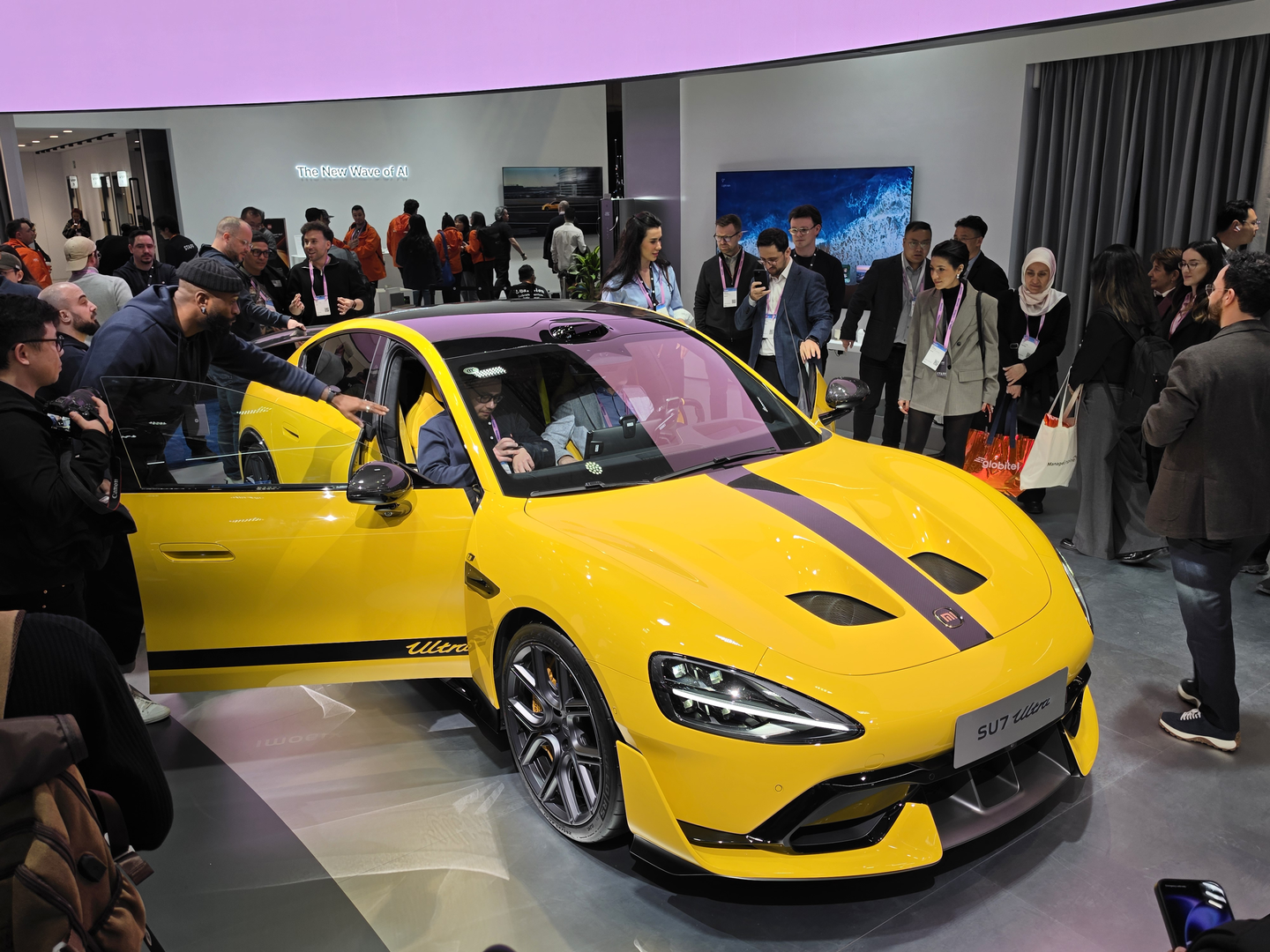 No, sada je Xiaomi u Barcelonu na MWC donio i dva automobila - novu verziju svog funkcionalnog posve električnog autombila Xiaomi SU7 Ultra