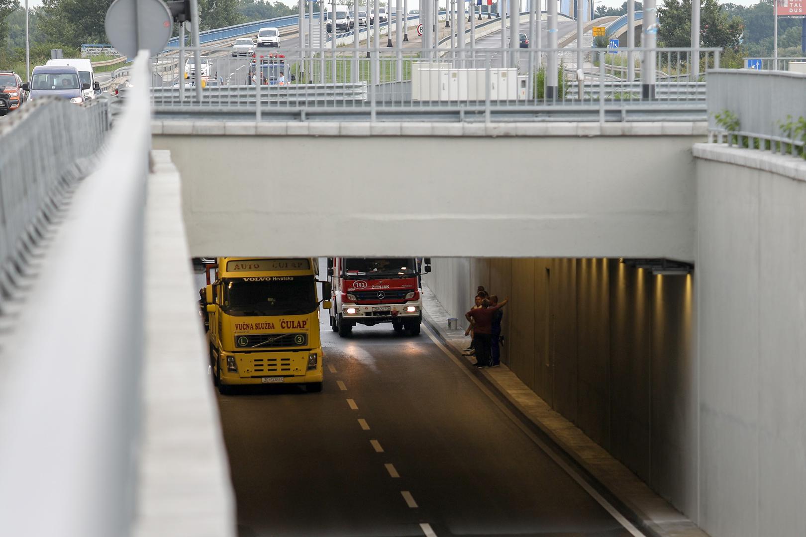  Zbog tog zapinjanja podignula se kabina kamiona