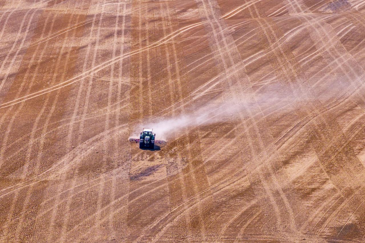 Dugotrajna suša uzrokuje gubitke u poljoprivredi i otežava radove na poljima u njema?koj poljoprivredi