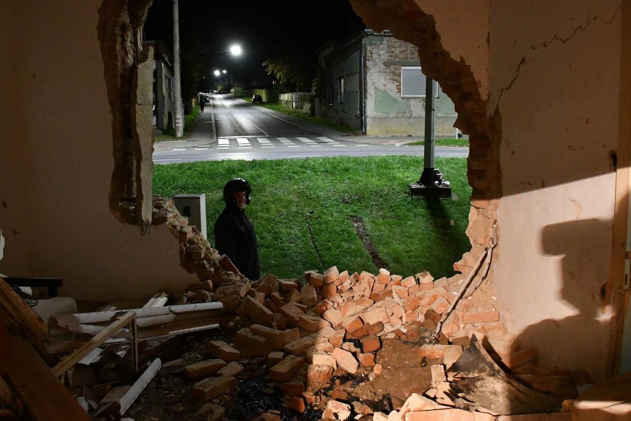 Nova Gradiška: Zabio se automobilom u kuću i poginuo