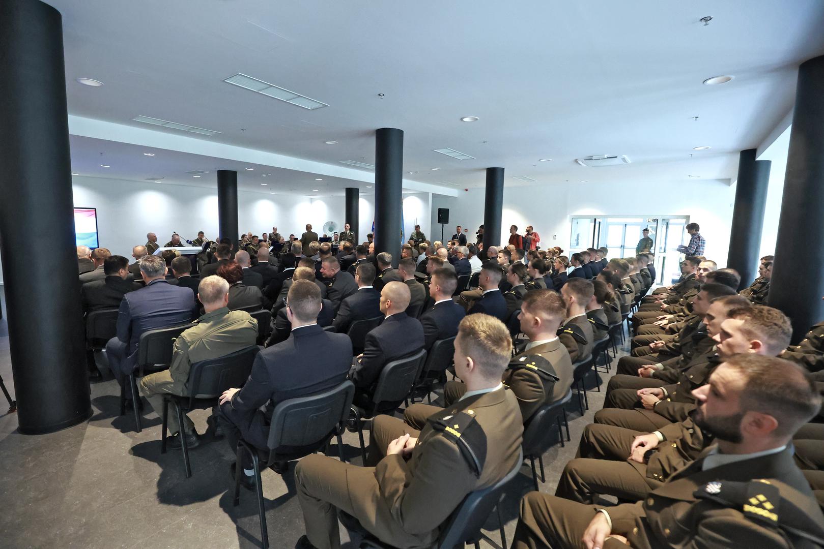 Sabor je u studenome prošle godine oglasio da na području Zagreba želi zakupiti poslovni prostor od najmanje 7000 metara četvornih na tri godine, uz mogućnost produženja.

