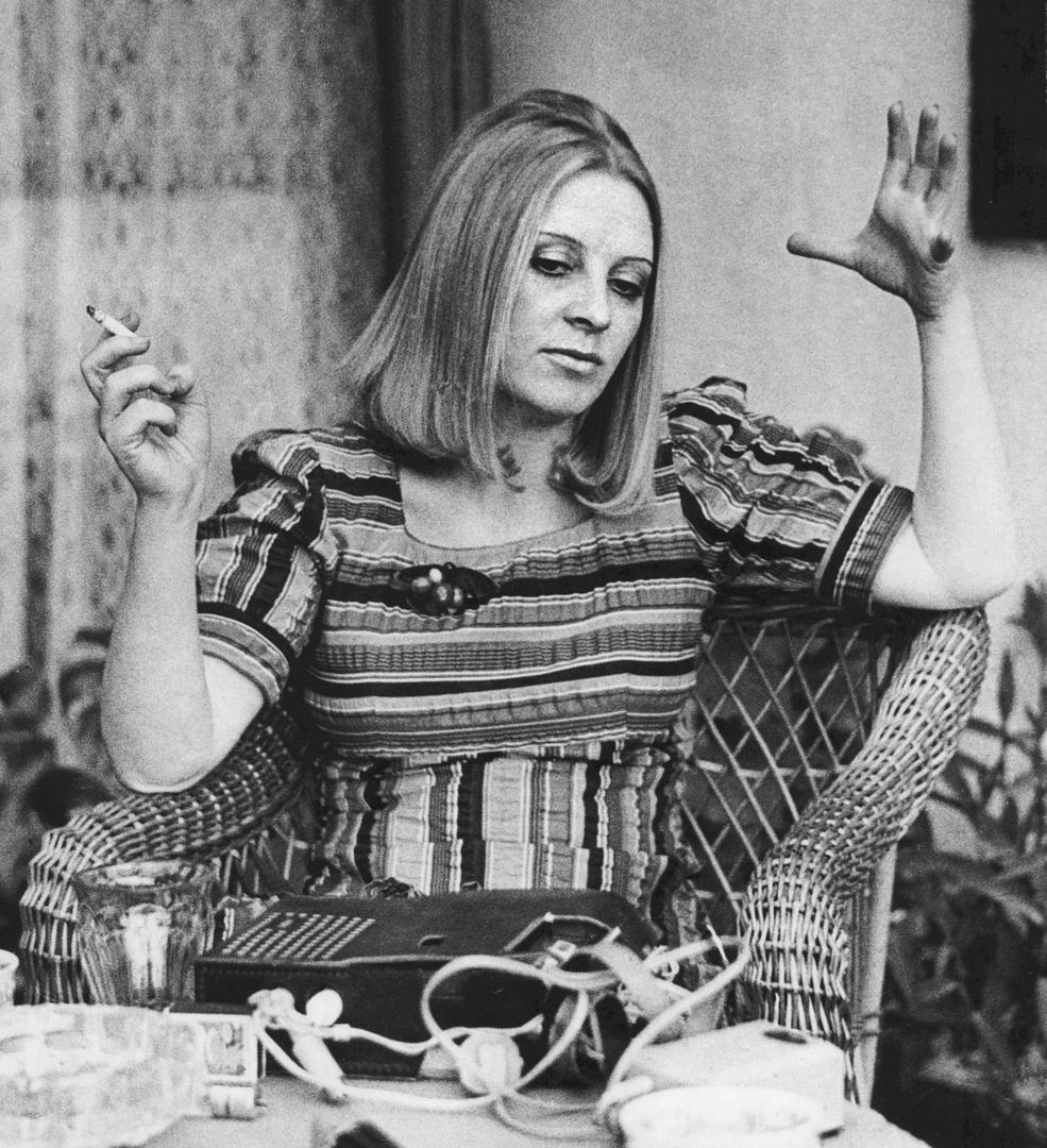 Obrazovanje je stekla u Zagrebu, gdje je diplomirala grafički smjer na Školi primijenjene umjetnosti. Profesionalni put započela je u Vjesniku, a potom je zaposlena u Zagreb filmu, gdje je obavljala poslove crtačice i scenografa. Također je pozajmljivala glas animiranim junacima. Njen vokalni talent uočio je Bojan Adamič, koji ju je pozvao na gostovanja s Big Bendom u Ljubljani. Interpretirala je kompoziciju „Sretan put" za potrebe filma H-8. Nedugo zatim nastupila je na Zagrebfestu izvodeći „Ljubav ili šala".