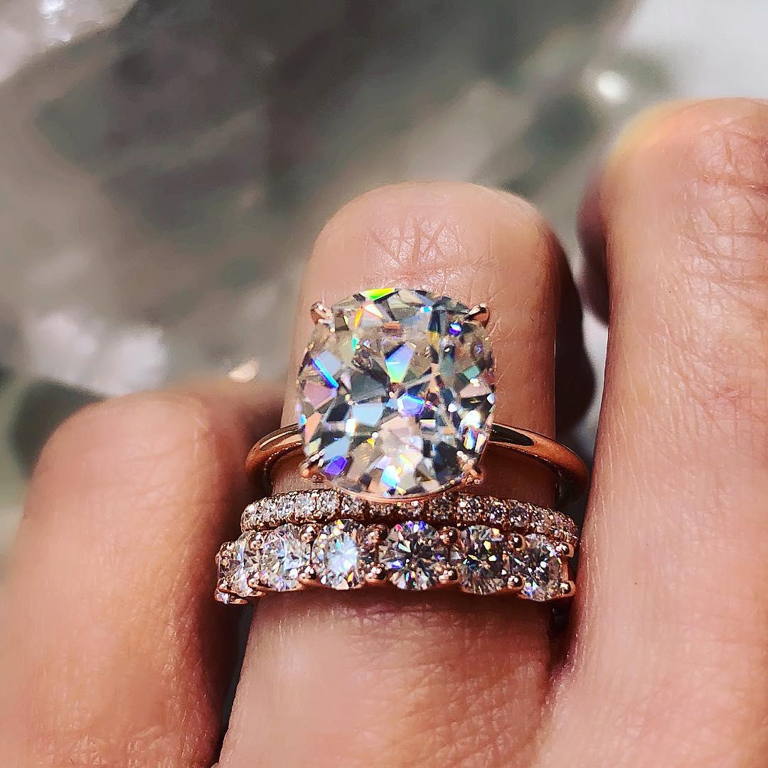 S obzirom da ga nije bilo dovoljno, 1990-ih godina se proizveo sintetički koji je odlična "kopija" dijamanta. Riječ je o silicijevu karbidu, a pretežno je svijetložute ili svijetlozelene boje. 