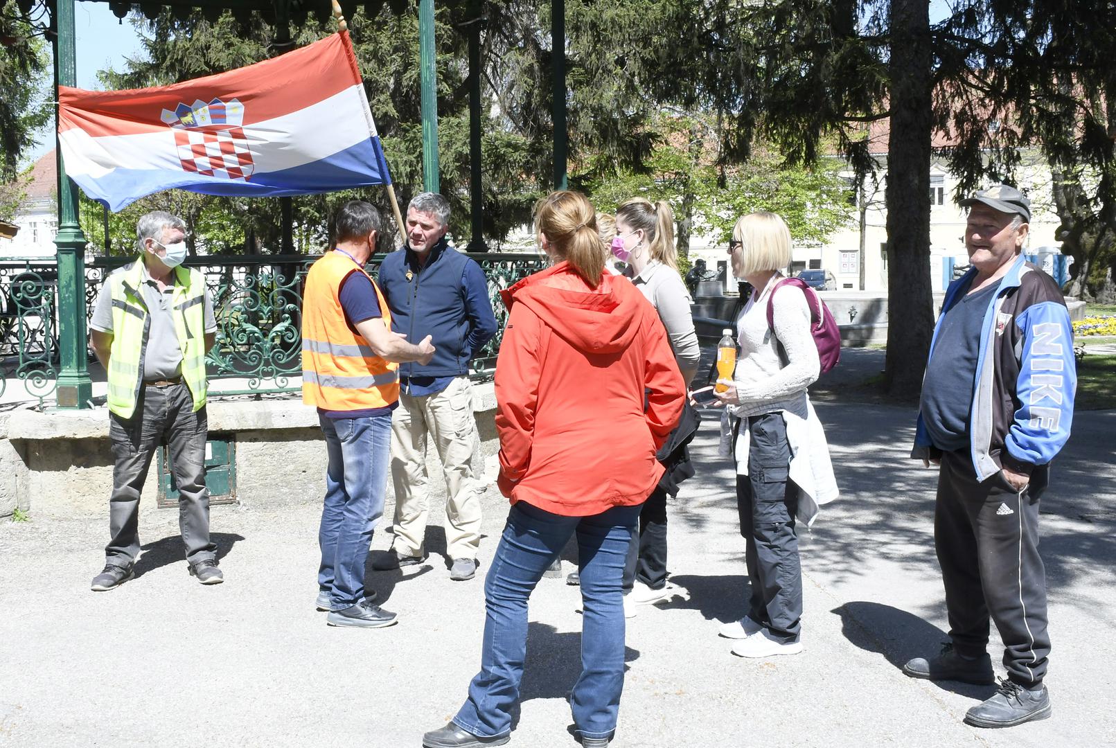 24.04.2021.,Petrinja - Prosvjed "Krik naroda s Banovine" prema svim institucijama Republike Hrvatske u organizaciji Inicijative branitelja grada Petrinje okupio je tek nekoliko desetaka Petrinjaca.Photo: Nikola Cutuk/PIXSELL