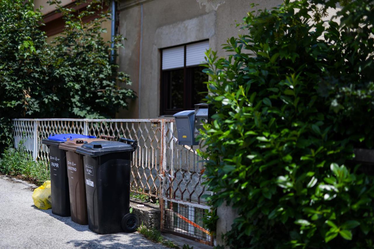 Zagreb: Prepune kante smeća čekaju odvoz komunalaca