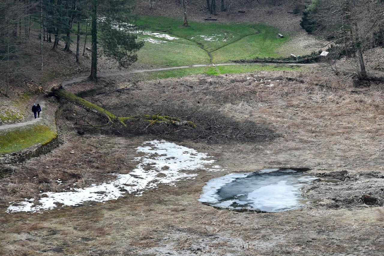 Trakoscan- Stoje radovi na izmuljivanju jezera Trakoscan