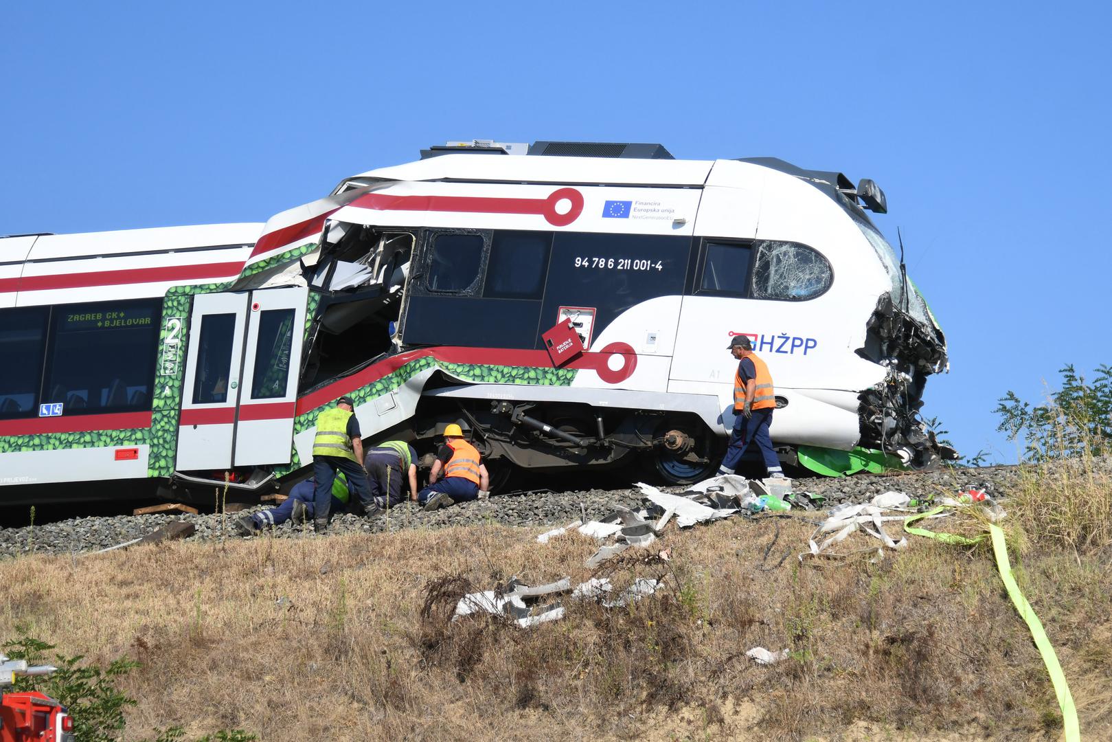 Raščišćavanje mjesta nesreće počelo je tijekom noći. Djelatnici HŽ-a oko ponoći su krenuli s uklanjanjem vagona teretnog vlaka, a u ponedjeljak nešto prije podneva uspjeli su razdvojiti lokomotive koje su nakon silovitog sudara ostale praktički sljubljene.