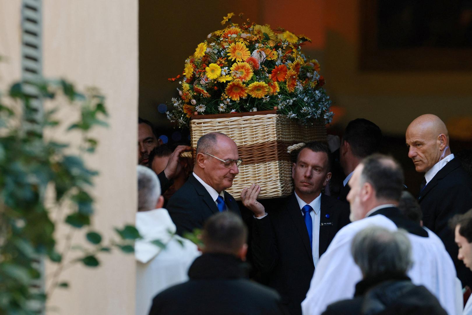 Mnoštvo ljudi okupilo se u srijedu u francuskom Saint-Tropezu, poznatom ljetovalištu na francuskoj rivijeri, na pokopu glumice Brigitte Bardot, ikone francuske kinematografije koja je umrla prošli mjesec u dobi od 91 godine.