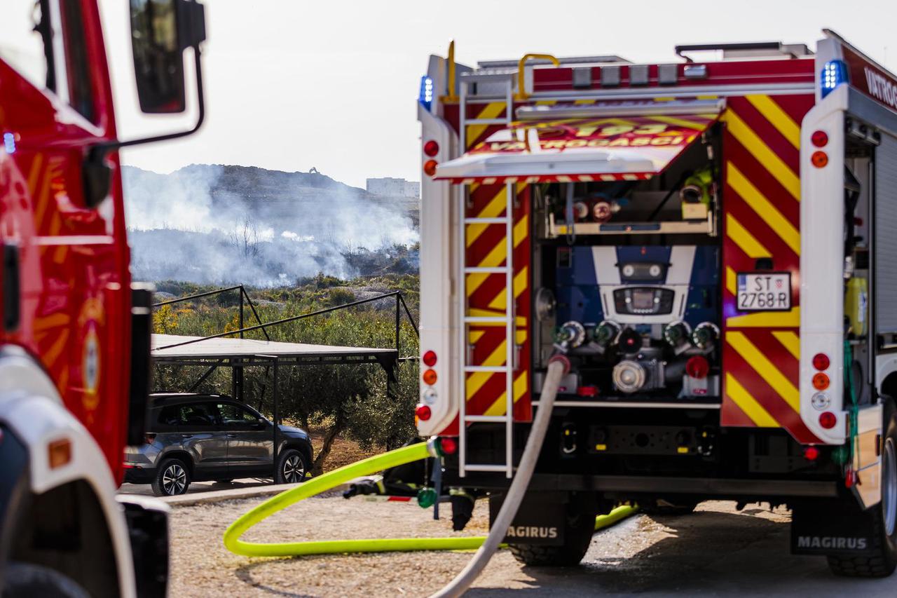Split: Buknuo požar u blizini odlagališta otpada Karepovac