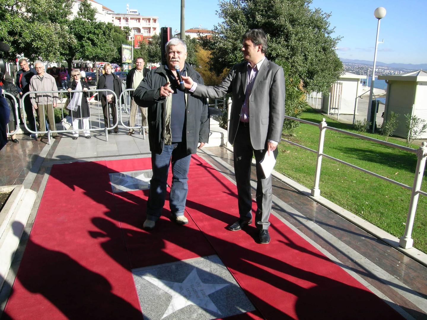 - Stari je pošizio. Dao me u brodogradilište na zanat, za brodoelektričara. Tu sam se smirio do proljeća. Čim je granulo sunce, opet sam bježao iz škole. Kad je 1955. bio raspisan natječaj za Glumačku školu u Novom Sadu, prijavio sam se i bio primljen iz prve. Stari Đani bio je ljut, nije razgovarao sa mnom. Sin jedinac, pa da idem tako daleko... - govorio je Boris.