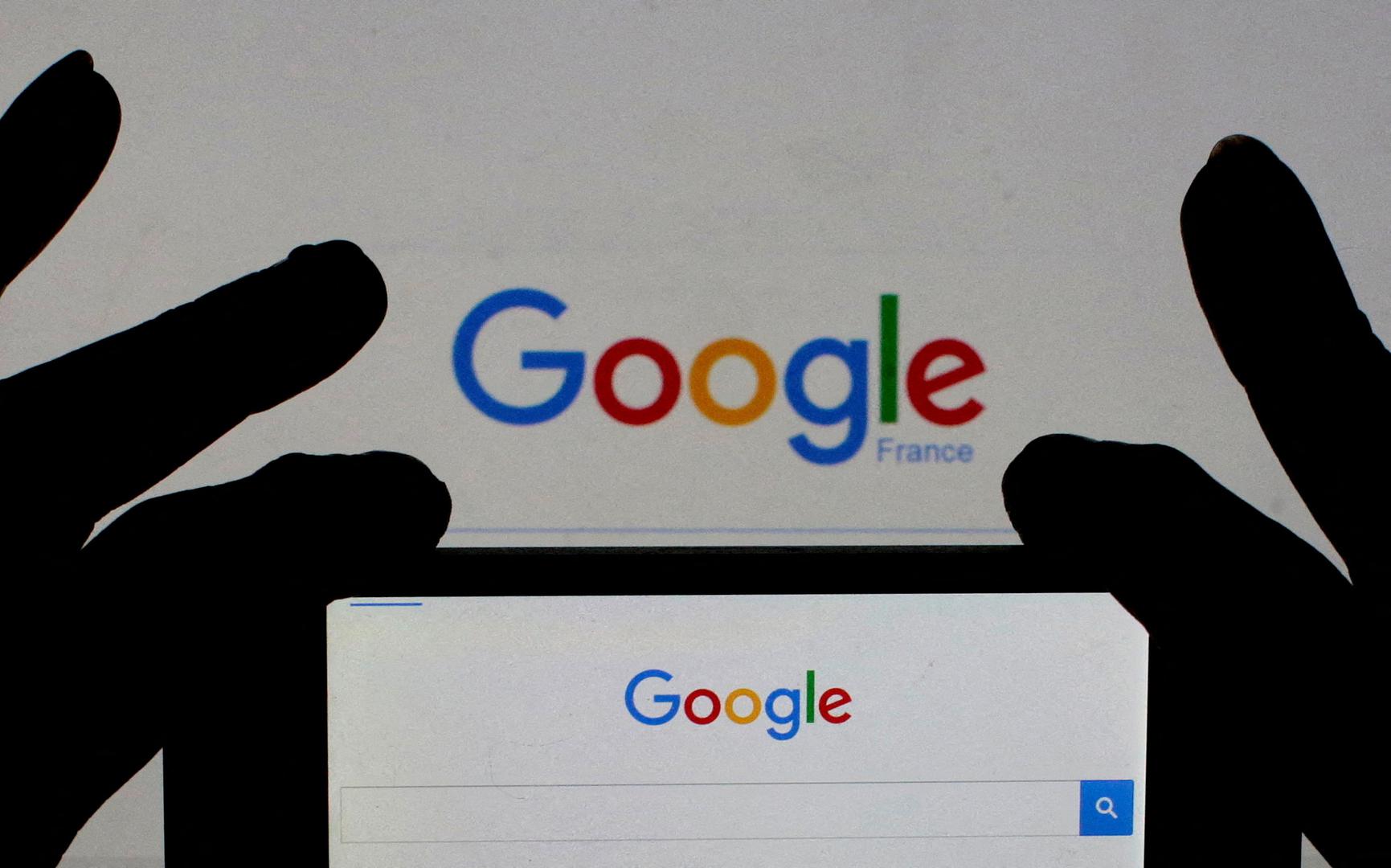 Srećom, korisnici imaju znatno više kontrole nad svojim podacima nego što misle. Ključna postavka koja upravlja ovim procesom naziva se "Aktivnost glasa i zvuka" (Voice & Audio Activity). Iako Google navodi da je ova opcija isključena po zadanom, mnogi su je korisnici možda nesvjesno uključili tijekom početnog postavljanja uređaja ili prihvaćanjem uvjeta korištenja bez detaljnog čitanja. Zbog toga je ključno provjeriti njezin status na vlastitom računu. Važno je napomenuti da isključivanje ove postavke sprečava buduće snimanje, ali ne briše automatski prethodno pohranjene audiozapise. Oni ostaju na Googleovim poslužiteljima sve dok ih ručno ne obrišete.

Isključivanje ove opcije jednostavnije je nego što se čini i zahtijeva samo nekoliko koraka. Prvo, na svom pametnom telefonu otvorite Google aplikaciju i u gornjem desnom kutu kliknite na svoju profilnu sliku ili inicijale, a zatim odaberite opciju "Upravljajte svojim Google računom". Nakon toga, pronađite i odaberite odjeljak "Podaci i privatnost". Unutar tog odjeljka, pod "Postavkama povijesti", kliknite na "Aktivnost na webu i u aplikacijama". Tamo ćete pronaći podopciju "Uključi glasovne i audioaktivnosti". Jednostavno poništite kvačicu pored nje kako biste spriječili daljnje spremanje vaših glasovnih interakcija s Google Pretraživanjem, Asistentom i Kartama na vaš račun.

Nakon što ste spriječili buduće snimanje, preporučljivo je obrisati i povijest koja je već pohranjena. To možete učiniti na stranici "Moja aktivnost" na vašem Google računu. Tamo možete filtrirati prikaz kako bi vam se prikazale samo glasovne i audio aktivnosti. Svaki unos možete poslušati i pojedinačno obrisati, ili odabrati opciju za brisanje cjelokupne aktivnosti za određeno razdoblje, pa čak i "Sve vrijeme". Za brze intervencije, možete jednostavno reći svom asistentu: "Hey Google, izbriši moj zadnji razgovor" ili "Hey Google, izbriši današnju aktivnost", i on će to učiniti umjesto vas.