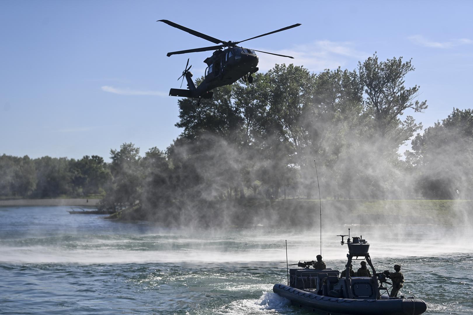  "Čestitam Dan državnosti svim hrvatskim državljanima, svima koji vole Hrvatsku i, naravno, hrvatskoj državi. Danas smo ovdje na Jarunu, mislim da je rekordan broj posjetitelja i drago nam da je ovako veliki i interes, poručio je potpredsjednik Vlade i ministar Anušić. 
