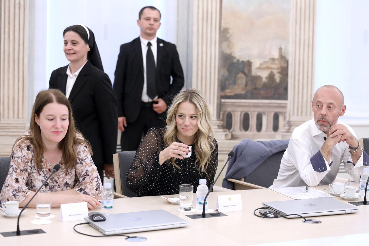 Jelena Veljača na sastanku u Vladi