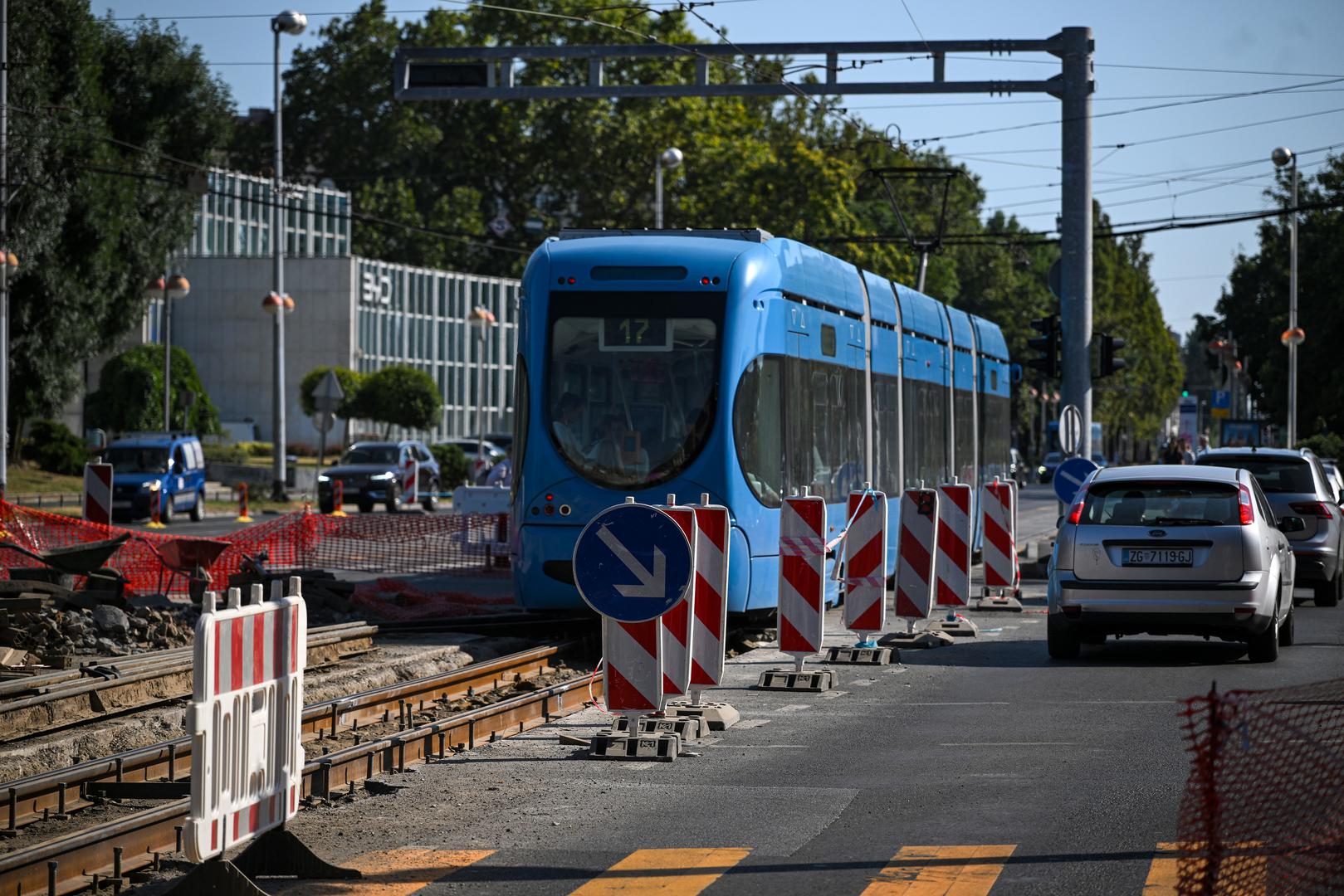 Unatoč temperaturama koje prelaze 35 stupnjeva u hladu, radovi na križanju Savske ceste i Ulice grada Vukovara, gdje se obavlja sanacija tramvajske infrastrukture, u punom su jeku. 
