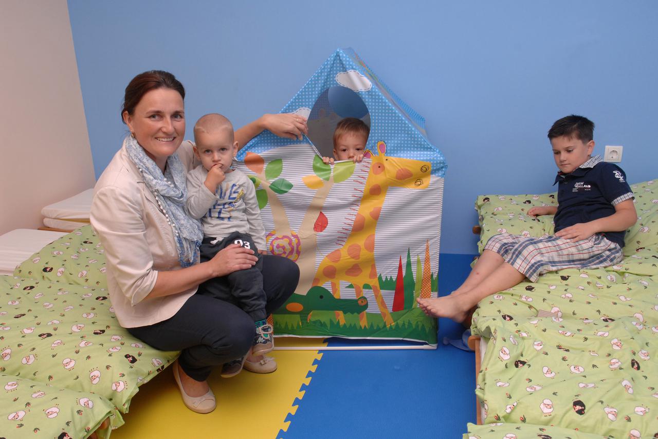 10.09.2014., Bjelovar - U bjelovarskom naselju Hrgovljani otvoren je obrt za usluge dadilja Rafael koji je drugi po redu na podrucju Bjelovarsko-bilogorske zupanije. Na ovaj poslovni pothvat i svojevrsno samozaposljavanje odlucila se Ivka Pranjic sa supru