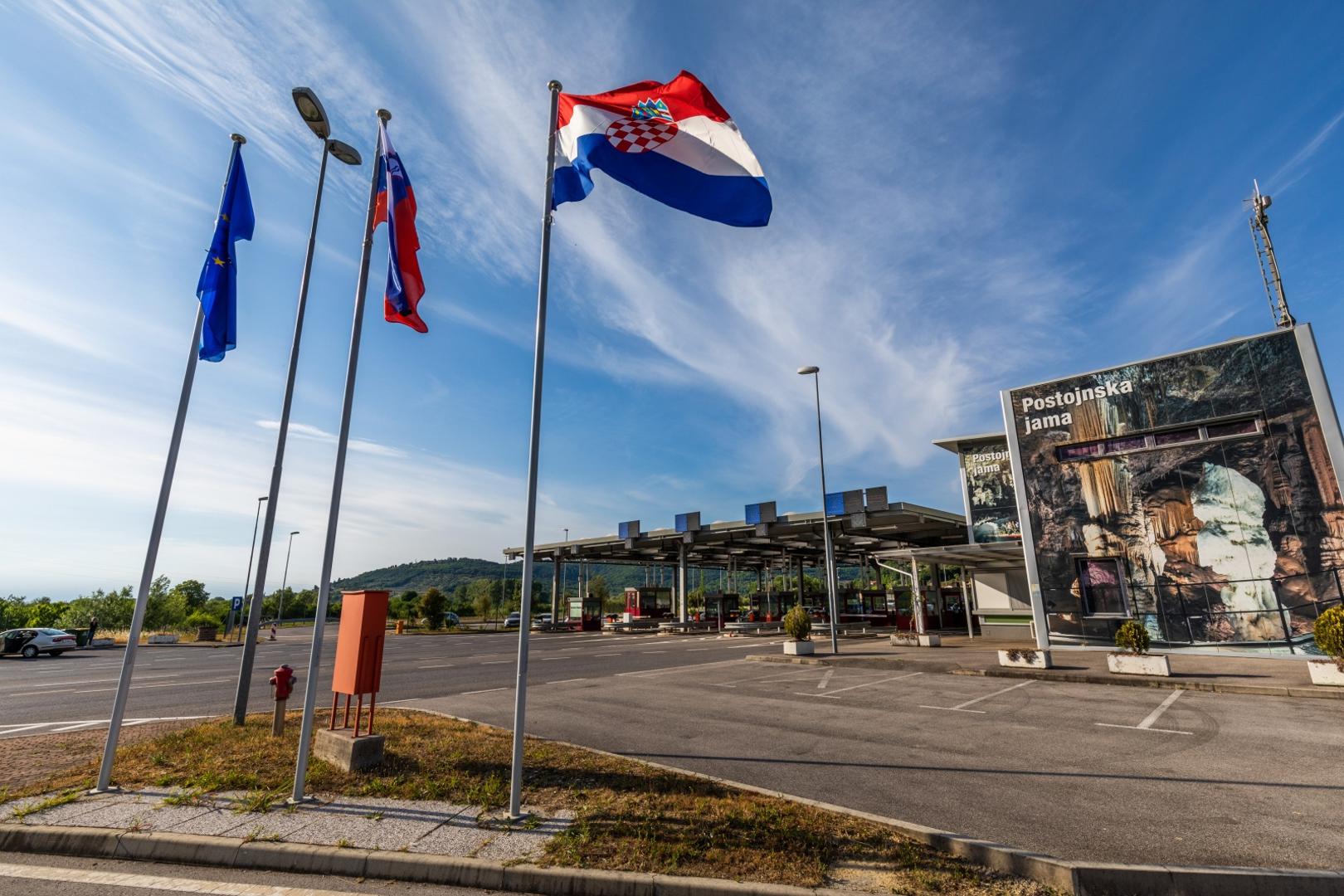 22.05.2020.. Plovanija - Strani drzavljani ulaze u Hrvatsku na granicnom prijelazu Kastel.Photo: Srecko Niketic/PIXSELL