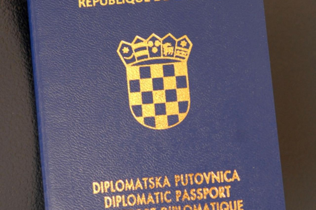 'za unu...09.12.2008... biometrijska putovnica....specimen...diplomatska putovnica.. Photo: Miso Lisanin/Vecernji list'