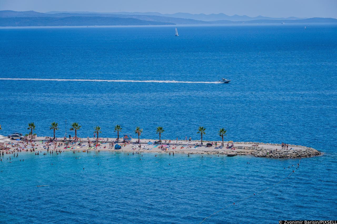 Gužva na splitskoj plaži Kasjuni podno Marjana