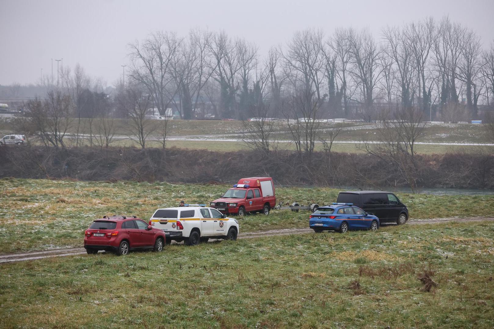 16.01.2025., Zagreb - Vatrogasci uz rijeku Savu gdje se pripremaju za nastavak potraga ze nestalim dijetetom u rijeci. Photo: Igor Kralj/PIXSELL