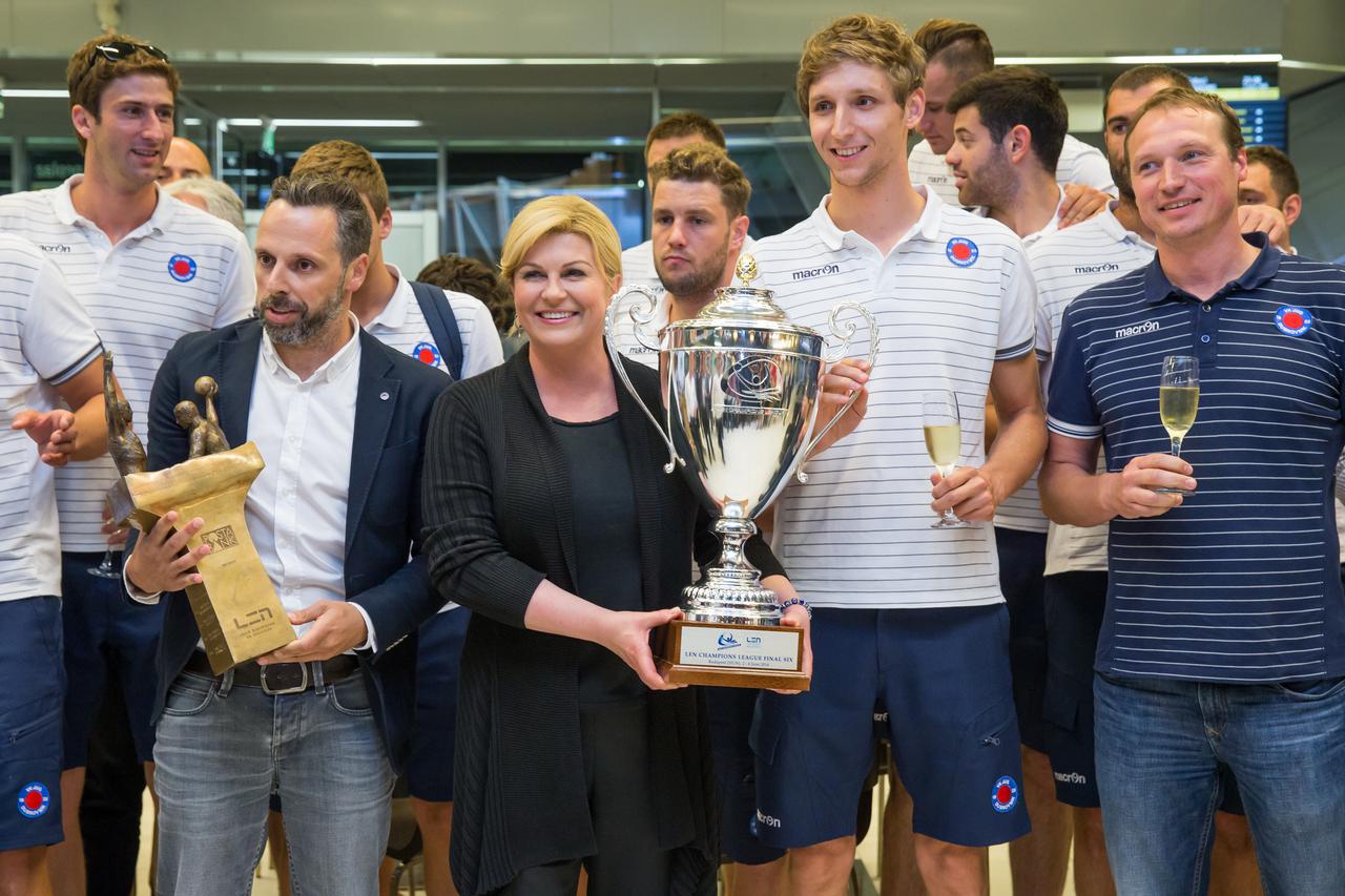 05.06.2016., Dubrovnik - Vaterpolisti Juga, novi europski prvaci, u zracnu luku sletjeli su u 23 sata. Spektakularan docek priredjen je vaterpolistima koji su cetvrti  osvojeni trofej ove sezone proslavili uz vatromet, bakljadu, pjesmu i veselje brojnih n