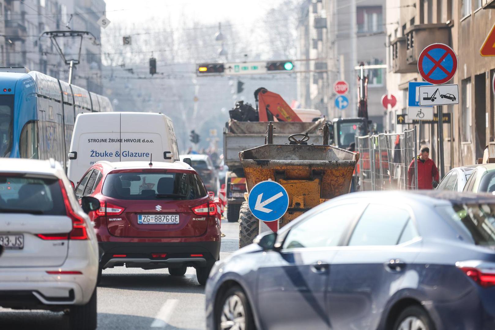  Posebno upozoravaju pješake na povećanu prisutnost građevinskih strojeva i opreme te ih mole za dodatan oprez pri kretanju u zoni radova.