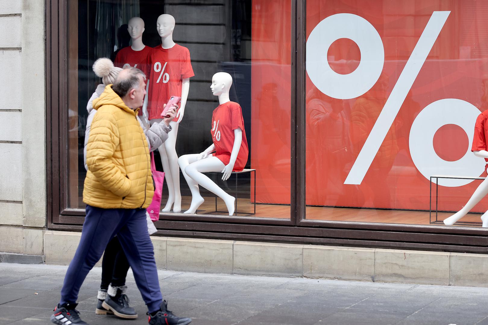 Mnogi smatraju da se tek u završnici sezonskih sniženja isplati ozbiljnije kupovati.