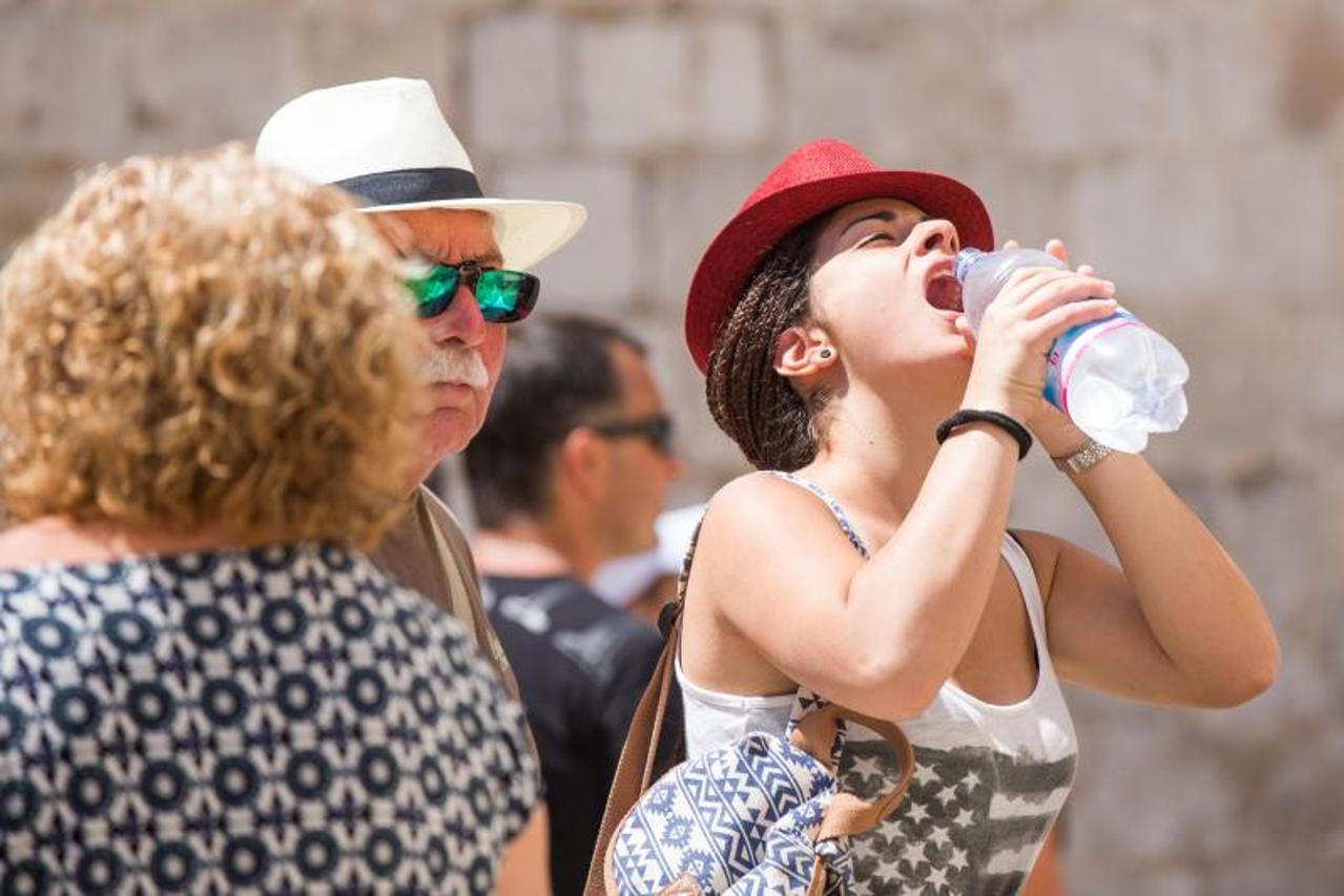 Ljetne vrućine natjerale su turiste i Dubrovčane na potragu za osvježenjem!