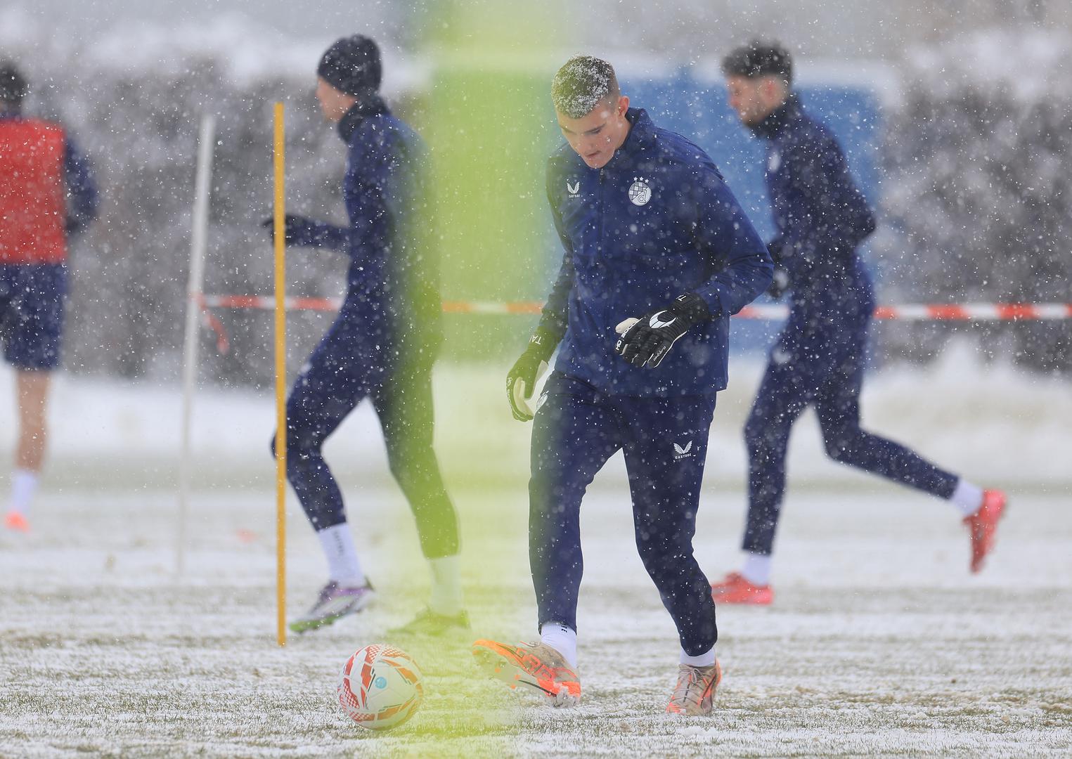 Trening je vodio Sandro Bloudek, pomoćnik Marija Kovačevića koji je bolestan. Iz istih razloga na prvo okupljanje nisu stigli Leon Jakirović i Robert Ljubičić